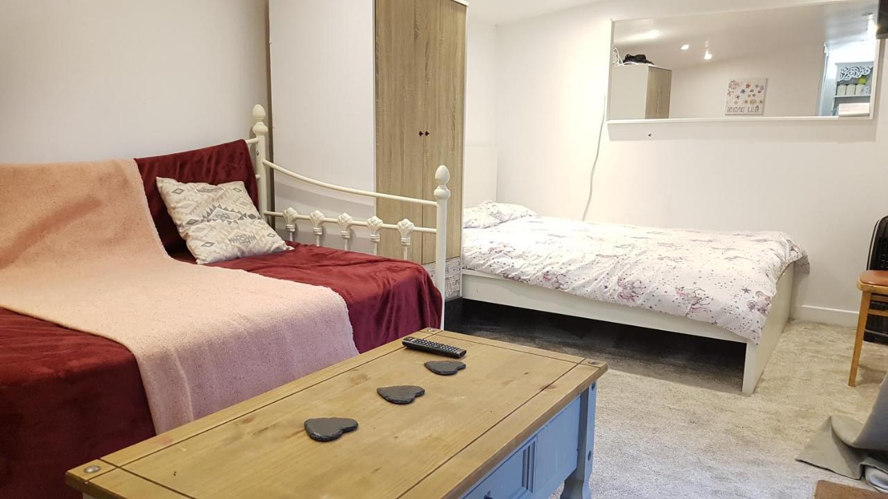 לונדון Urban Log Cabin Near Zone 2 Tube מראה חיצוני תמונה