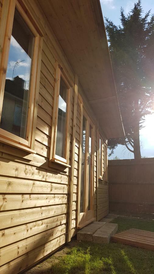 לונדון Urban Log Cabin Near Zone 2 Tube מראה חיצוני תמונה